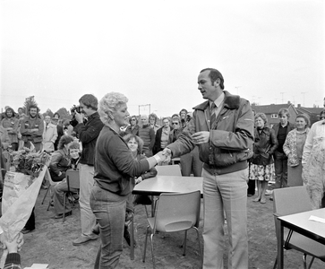 858993 Afbeelding van de uitreiking van de eerste sleutel voor de nieuwe huizen aan het vroegere Houtplein en ...